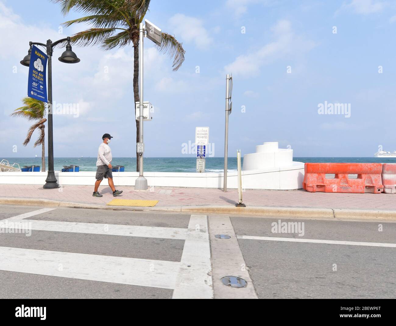 FORT LAUDERDALE, FLORIDE - 12 AVRIL : Parcs et plages fermés à Pâques en raison des règles de distanciation sociale appliquées pour lutter contre la propagation du coronavirus de nombreux services de Pâques dans le pays ont dû trouver une nouvelle façon de célébrer Pâques le 12 avril 2020 à fort Lauderdale, en Floride personnes: Crédit d'ambiance: Groupe médias tempêtes/Alay Live News Banque D'Images