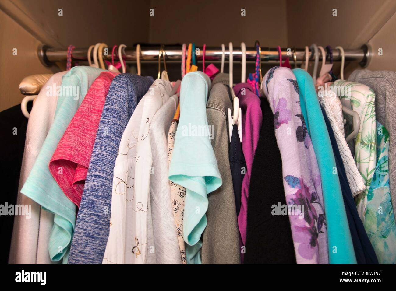 Placard rempli de vêtements pour femme Banque D'Images