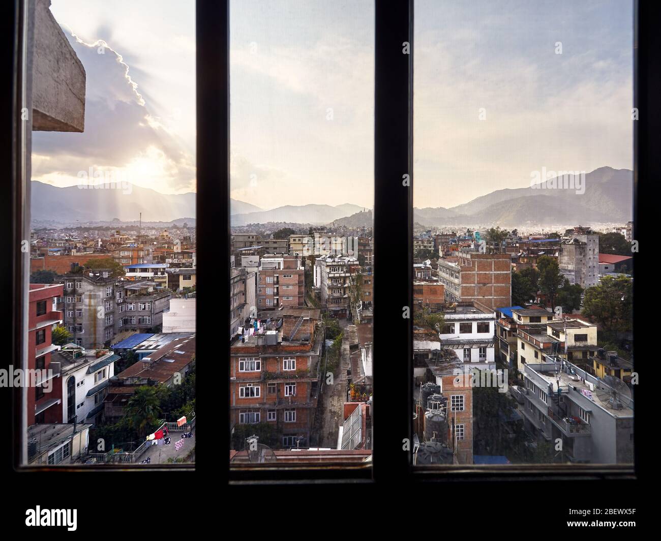 Belle vue de la capitale de Katmandou au Népal à partir de la fenêtre de votre chambre à coucher Banque D'Images Belle vue de la capitale de Katmandou au Népal à partir de la fenêtre de votre chambre à coucher Banque D'Images