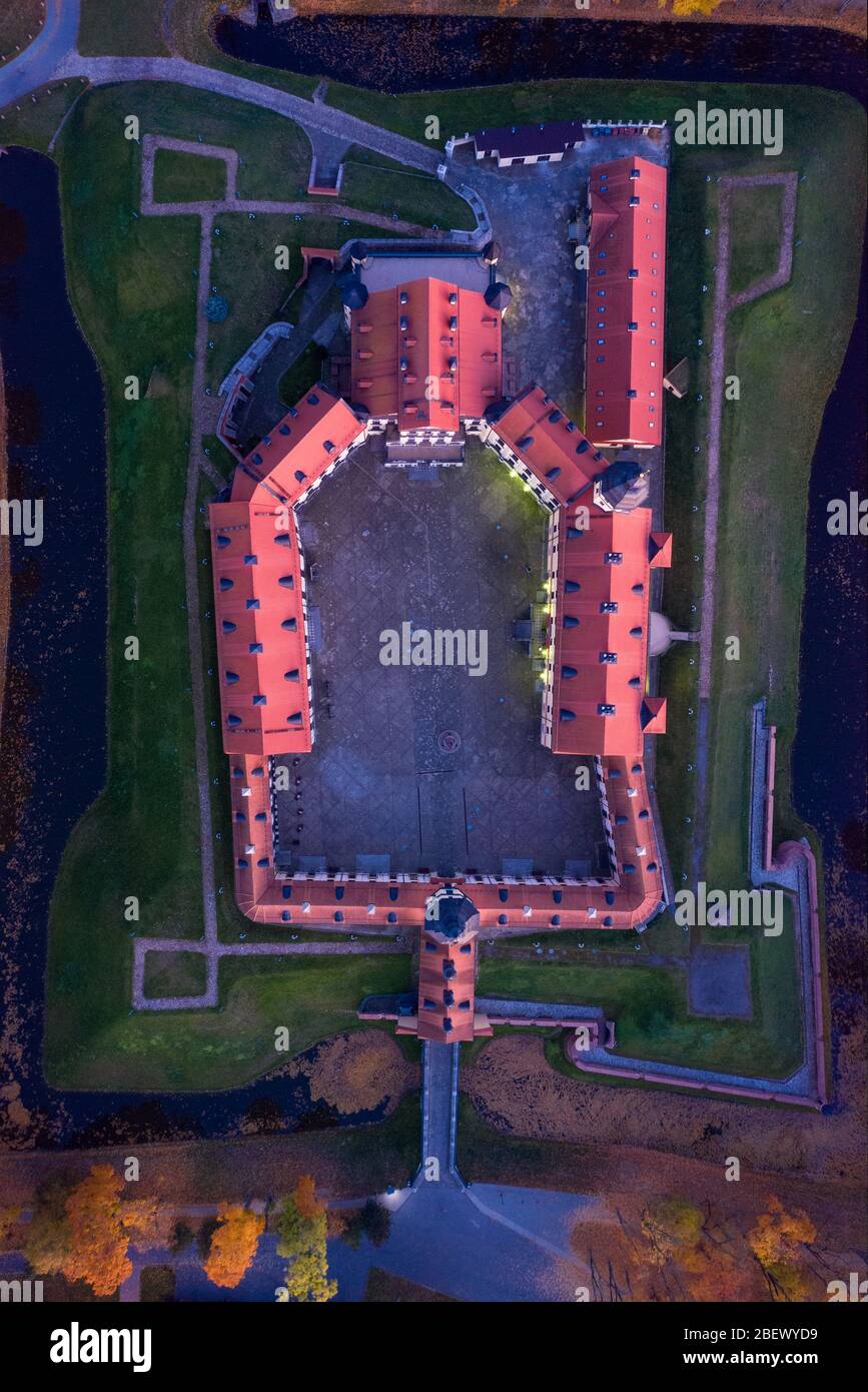 Vue aérienne du château de Nesvish en Biélorussie. Visites touristiques en Biélorussie. Ancien château européen d'en haut Banque D'Images