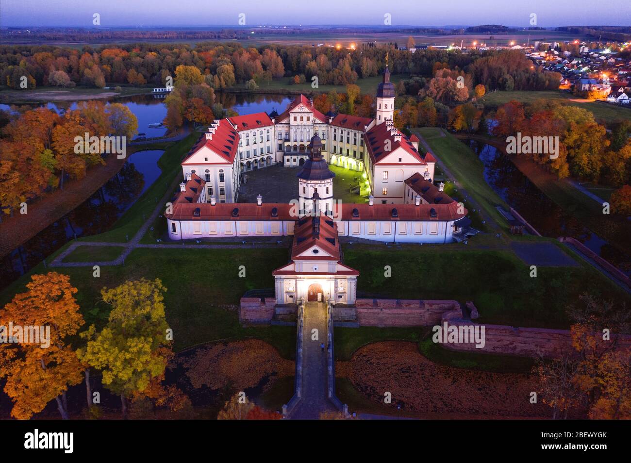 Vue aérienne du château de Nesvizh, Biélorussie. Attractions touristiques en Biélorussie. Vieux château en automne après l'aube Banque D'Images
