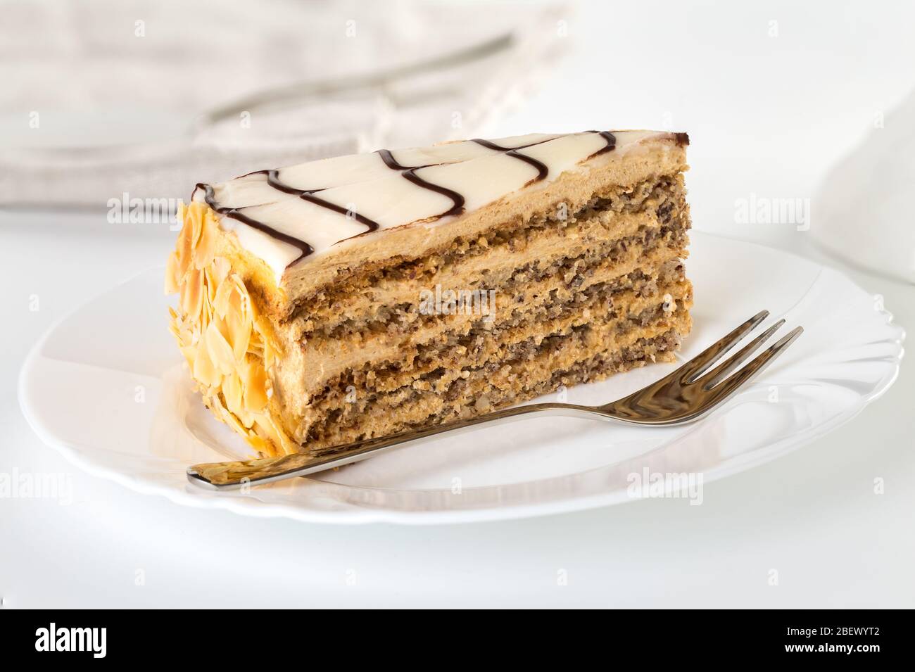 Tranche De Gateau Aux Amandes Au Chocolat Hongrois Traditionnel Esterhazy Sur Plaque Blanche Photo Stock Alamy