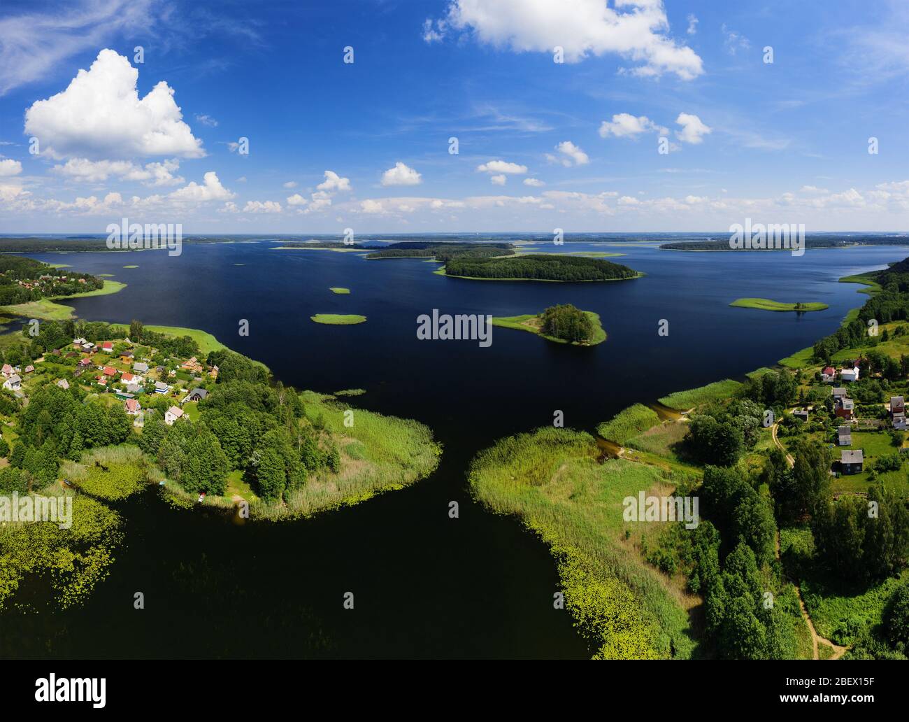 Paysage rural avec un immense lac. Photographie aérienne des lacs Braslaw. Parc national de Biélorussie Banque D'Images