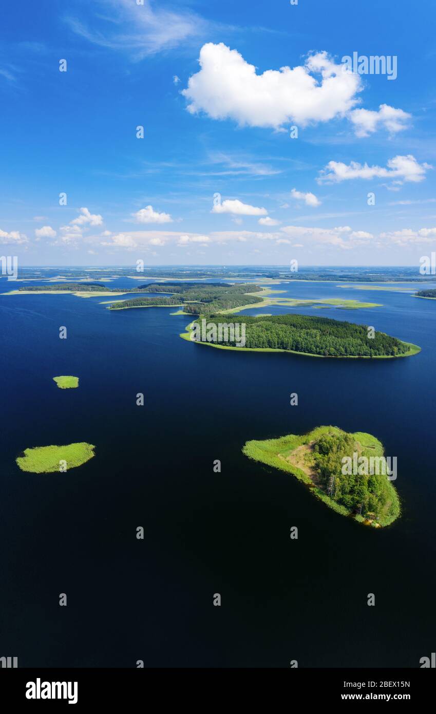 Paysage aérien du lac à Braslaw, Biélorussie. Parc national des lacs d'un drone avec un beau ciel et des îles Banque D'Images
