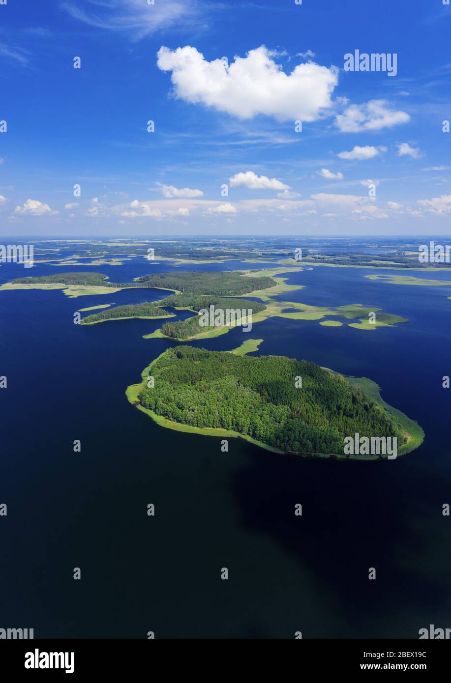 Parc national des lacs Braslaw, Biélorussie. Paysage aérien. Lac avec de belles îles et ciel photo d'été d'un drone Banque D'Images