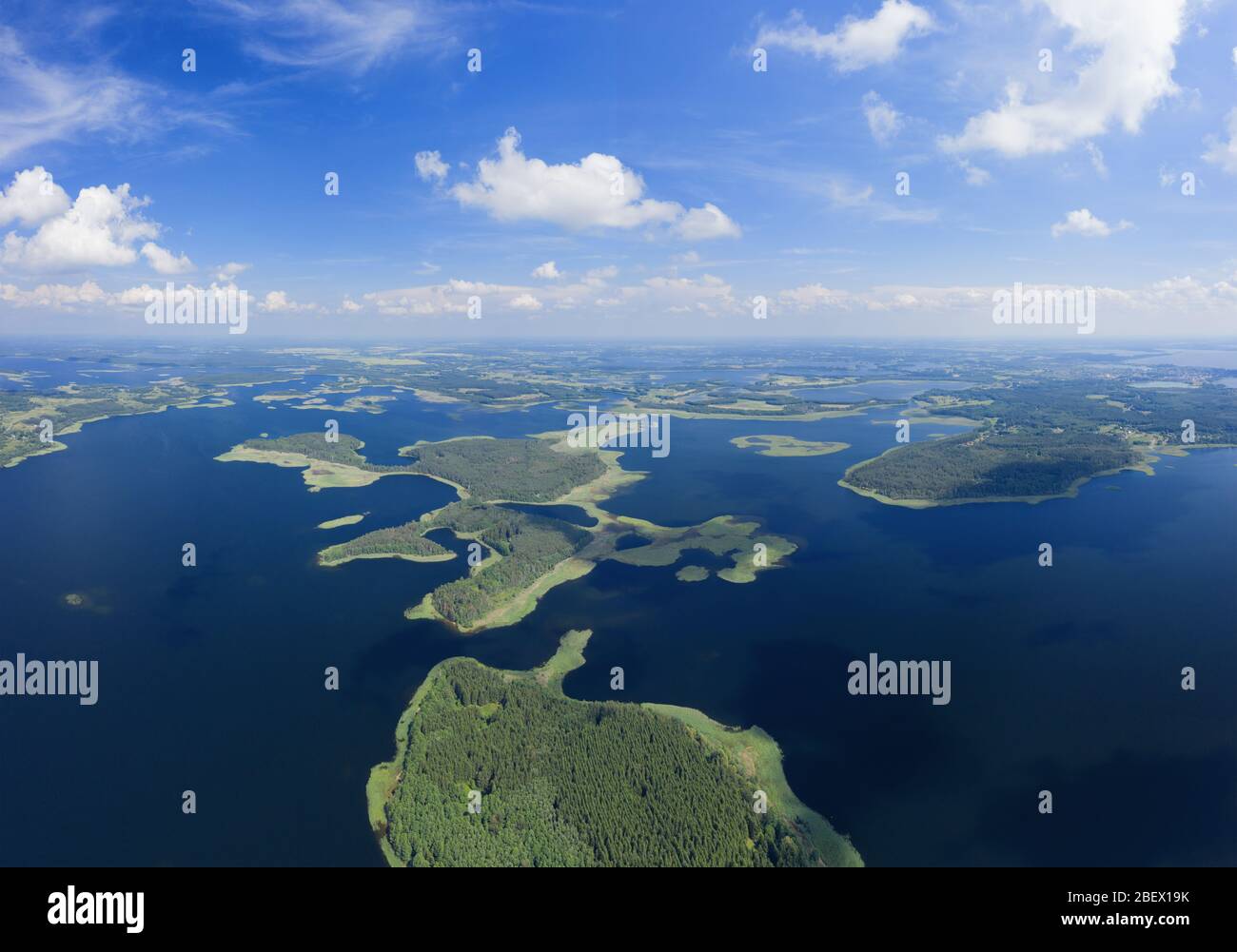 Magnifique panorama aérien sur le lac. Parc national Braslaw en Biélorussie. Beaucoup de lacs avec des îles et la forêt d'en haut Banque D'Images