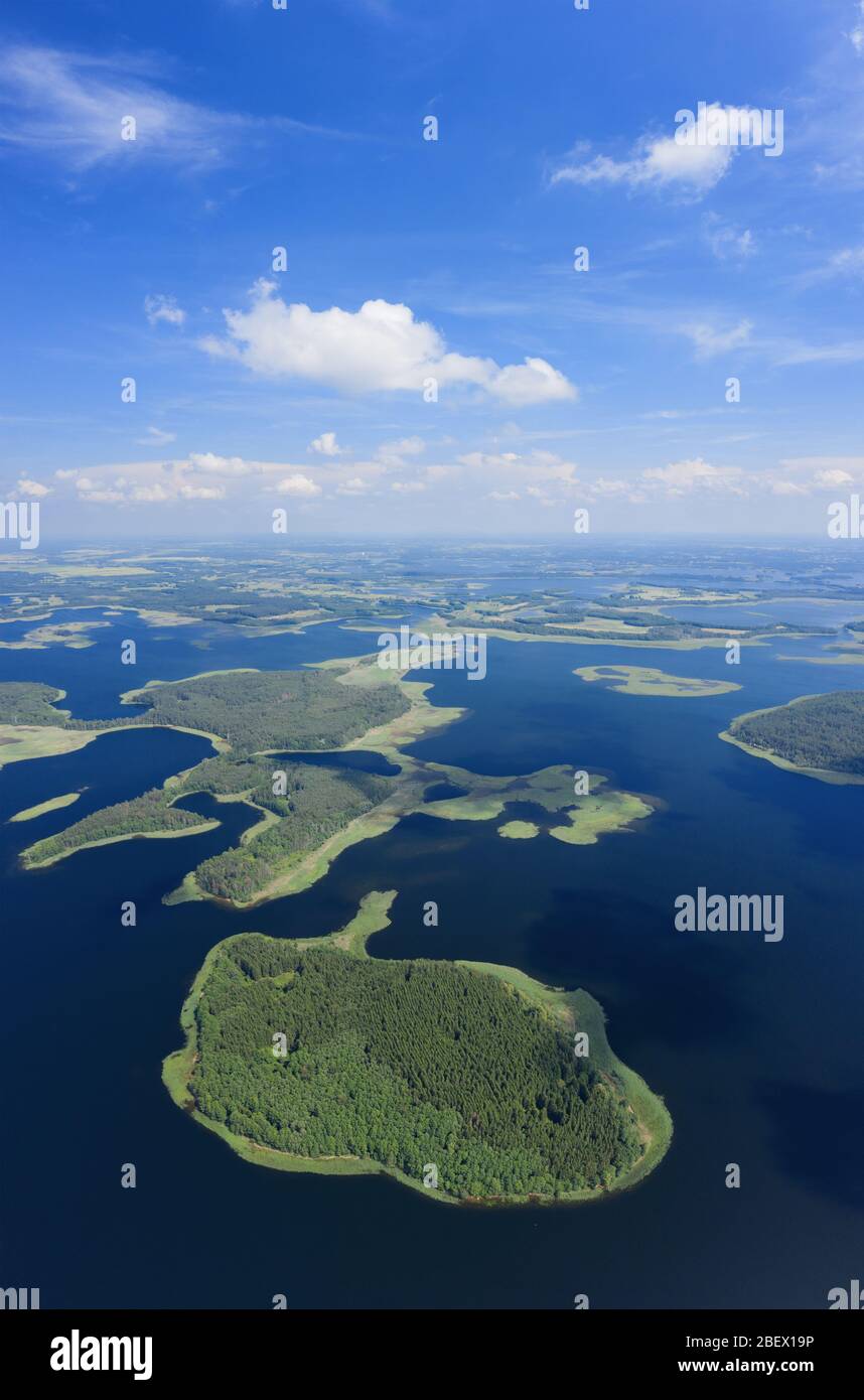 Panorama vertical aérien des lacs Braslaw. Magnifique photographie aérienne de la nature. Immense lac avec îles en été Banque D'Images