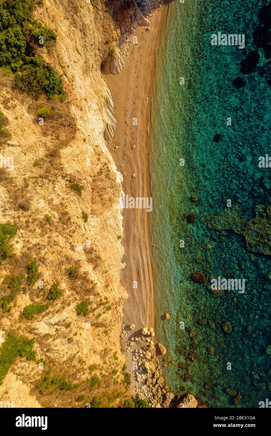 Plage cachée de paradis méditerranéen en Grèce. Photo aérienne d'une plage sur la rive de l'océan Banque D'Images