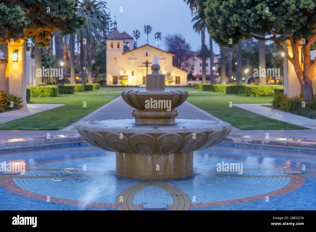 Fontaine d'eau à l'extérieur de Mission Santa Clara, Californie Banque D'Images
