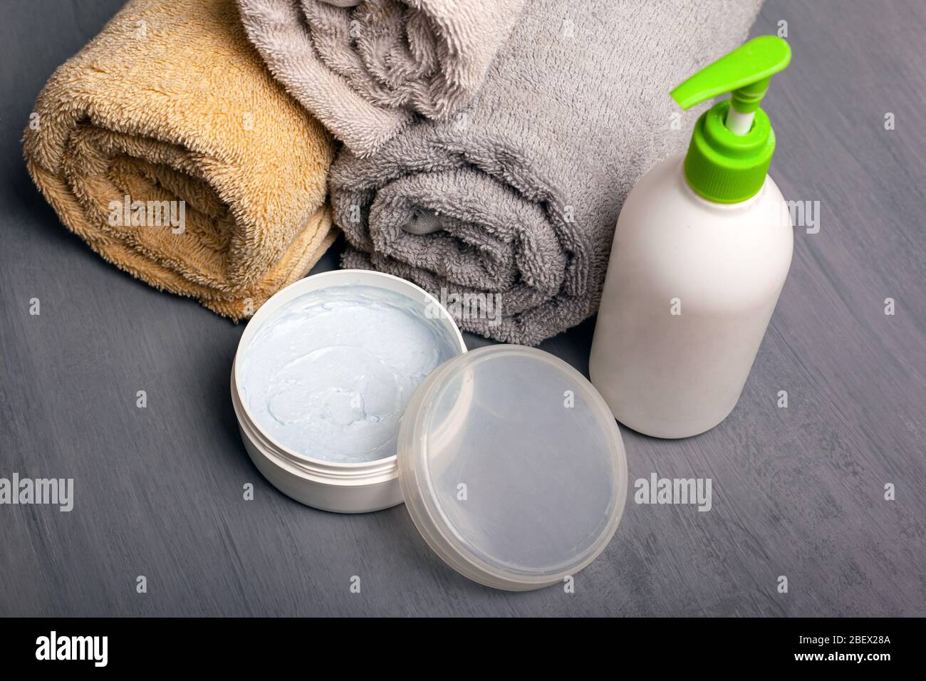 ensemble spa, crèmes et serviettes soins du corps aromathérapie. Banque D'Images