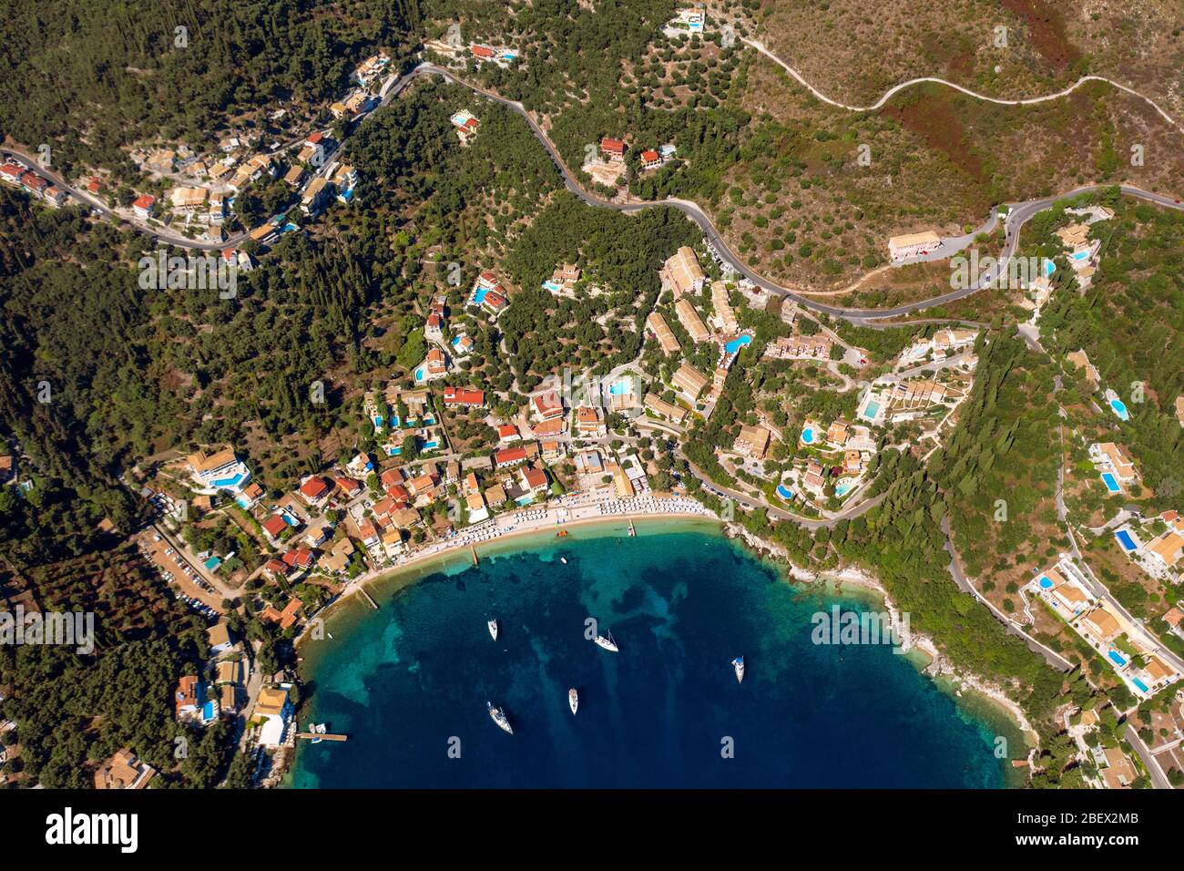 Antenne de la station grecque méditerranéenne Kalami. Village sur une côte de l'île de Corfou Banque D'Images