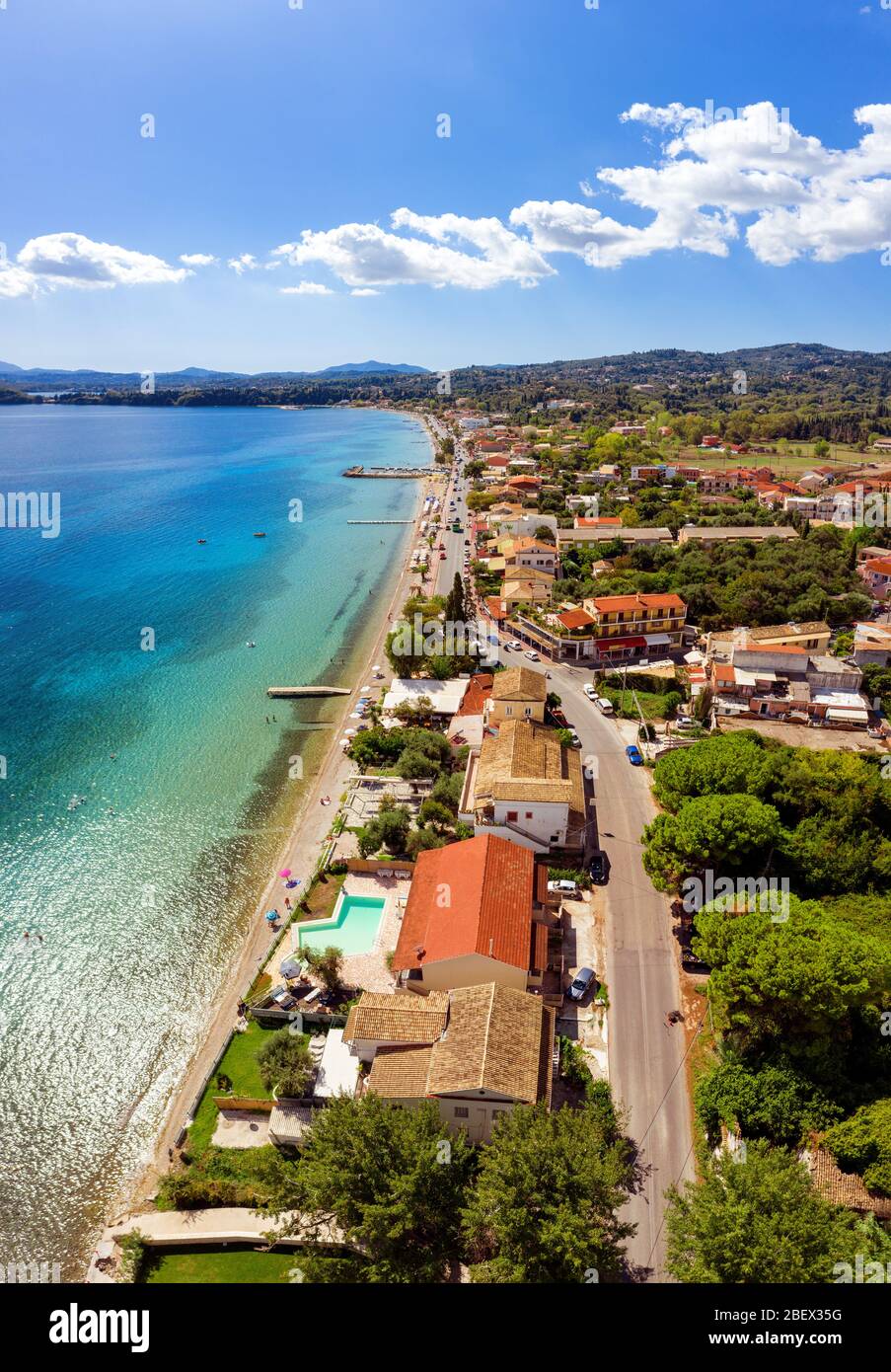 Antenne du village côtier méditerranéen en Grèce. Dassia Resort sur l'île de Corfou. Beau village en été Banque D'Images