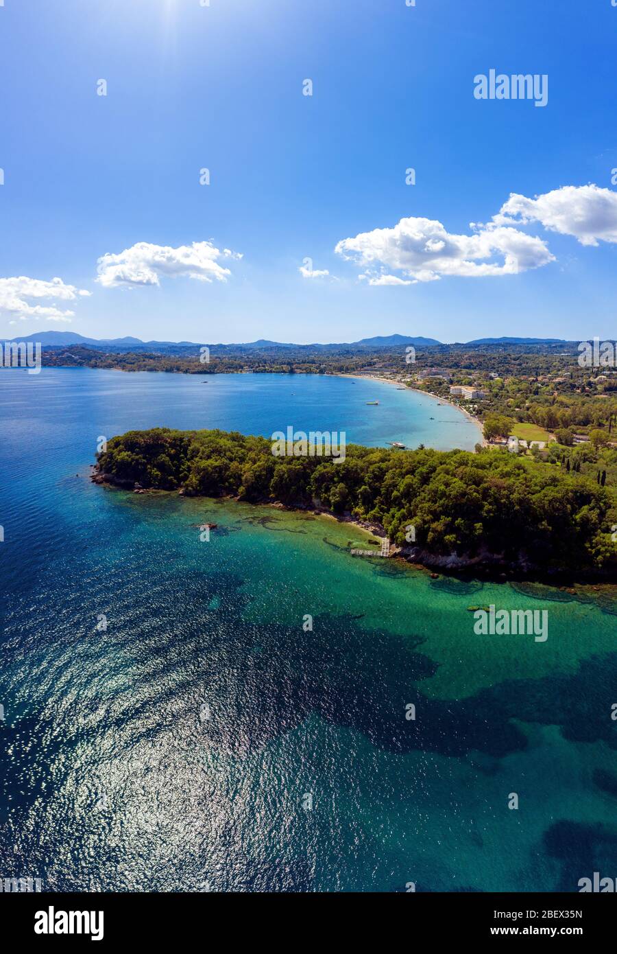 Vue aérienne sur la station balnéaire méditerranéenne en Grèce. Plage et lagon de Dassia. Journée grecque ensoleillée d'été Banque D'Images