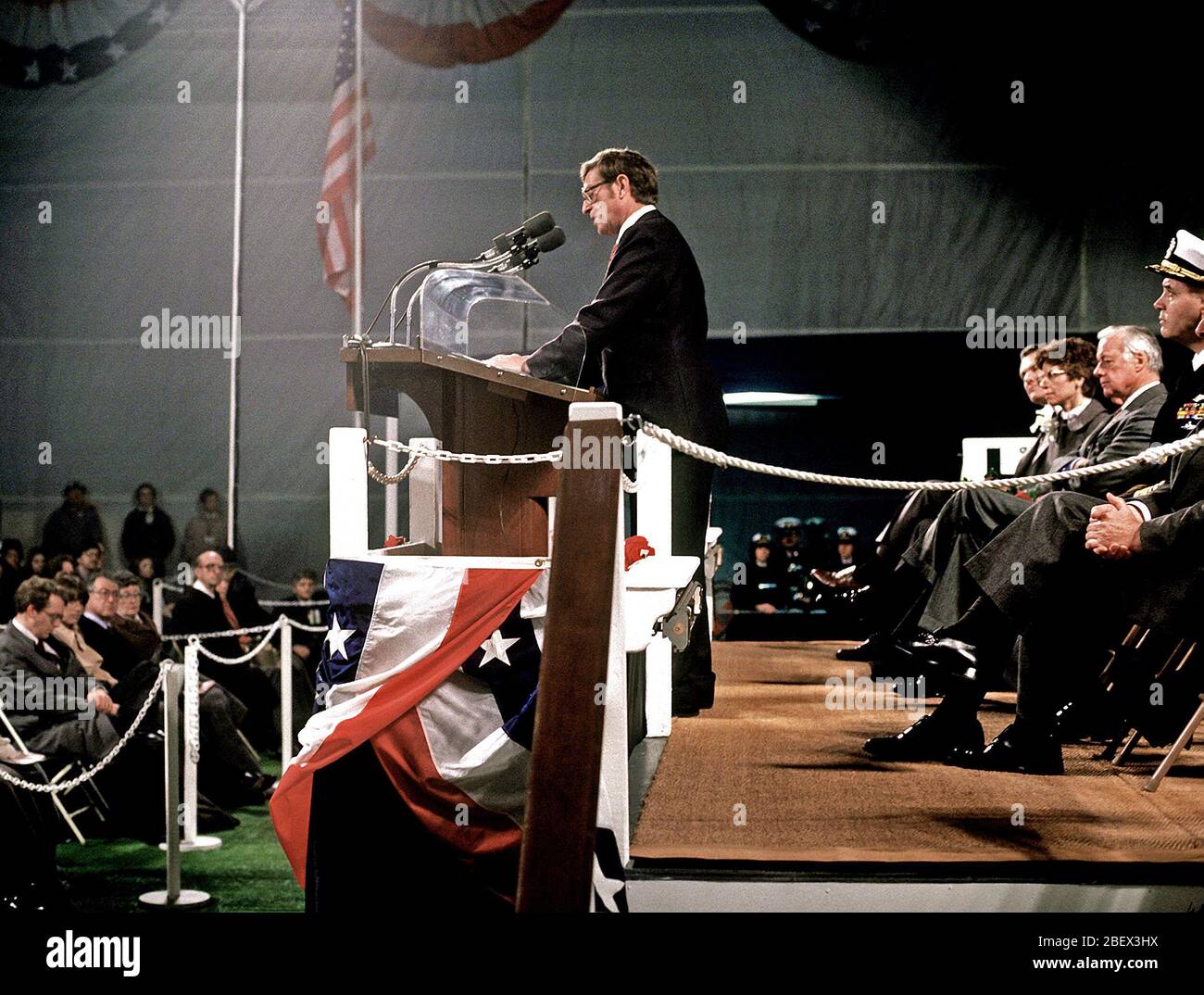 1982 - La sénateur Pete Domenici, C. R-Nouveau Mexique, parle au cours de la cérémonie de lancement du sous-marin d'attaque à propulsion nucléaire ALBUQUERQUE (SSN-706). Banque D'Images