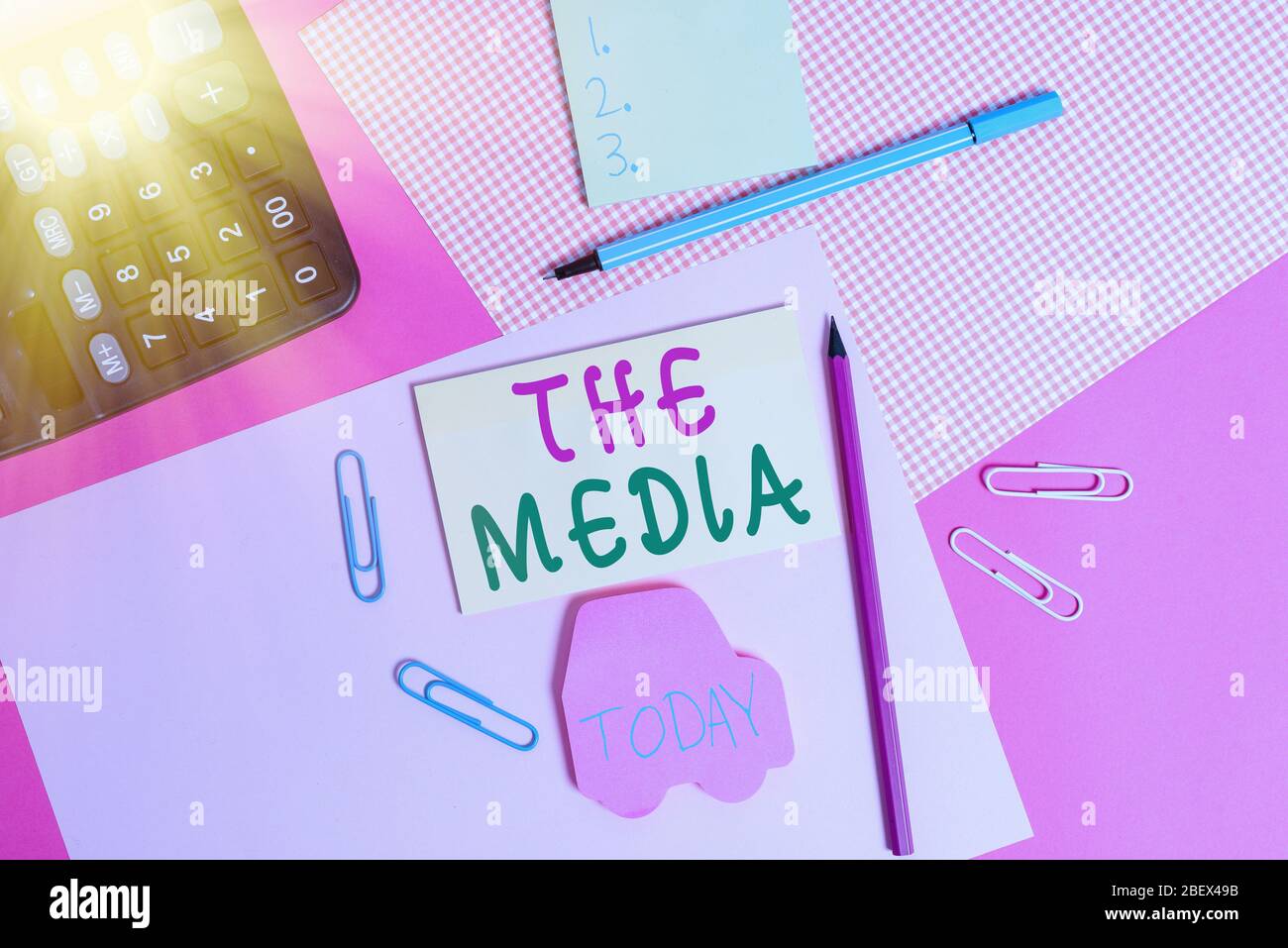 Écriture conceptuelle montrant le média. Concept signifiant principaux moyens de communication de masse qui sont considérés collectivement écriture des équipements et des plai Banque D'Images