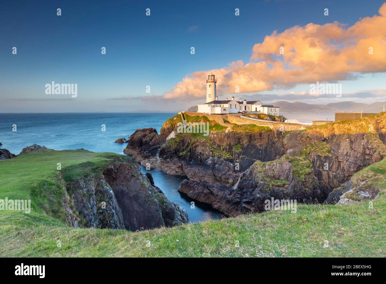 Vue sur un coucher de soleil coloré au phare de Fanad Head (Fánaid), County Donegal, région d'Ulster, Irlande, Europe. Banque D'Images