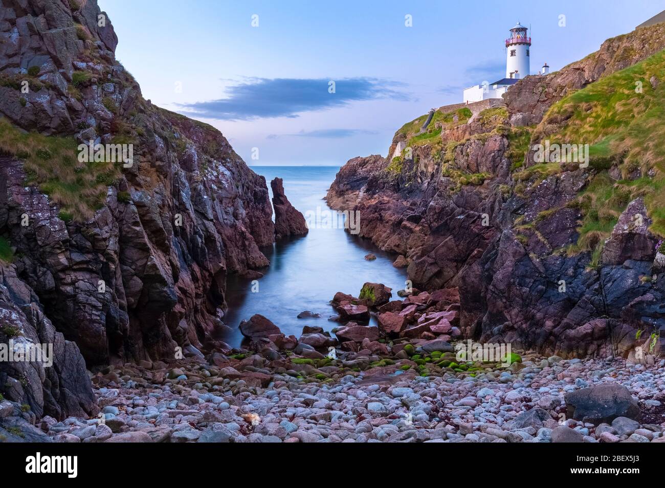 Vue sur un coucher de soleil depuis la crique sous le phare de Fanad Head (Fánaid), County Donegal, région d'Ulster, Irlande, Europe. Banque D'Images