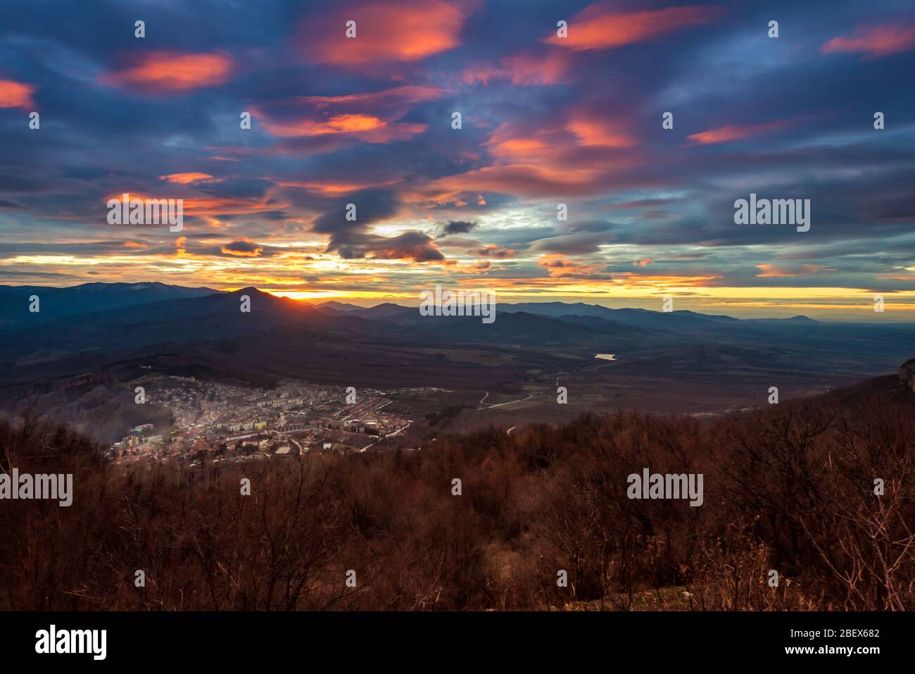 Vue panoramique sur le coucher de soleil rouge sur la ville historique de Belogradchik, dans le nord-ouest de la Bulgarie, prise de vue depuis la tour de télévision Banque D'Images