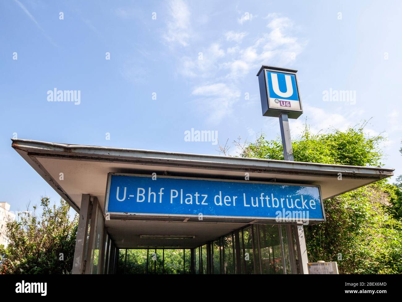 La station de métro U-Bahn Platz der Luftbrücke à Berlin, en Allemagne Banque D'Images