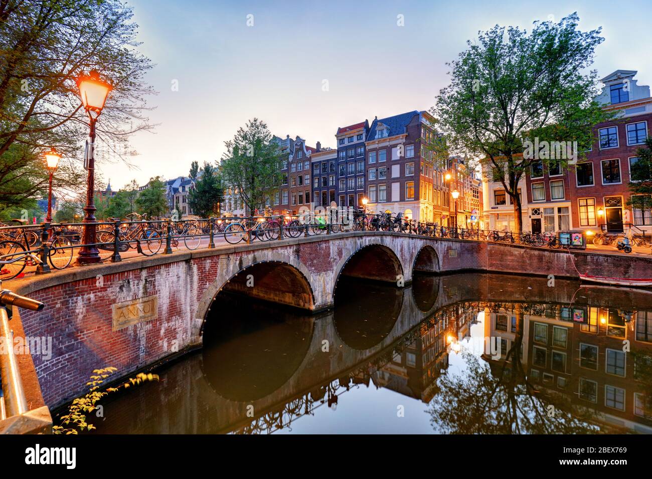 Canaux d'Amsterdam côté ouest au crépuscule, Natherlands Banque D'Images
