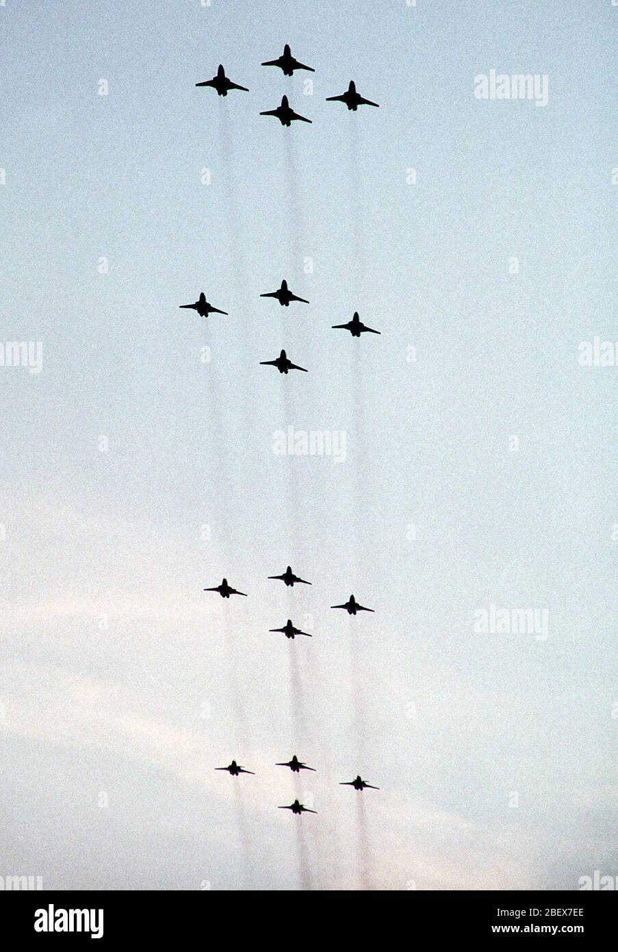 1981 - quatre formations de diamants F-101 Voodoo avions volent sur l'Aéroport International de Niagara Falls. Les avions sont de la 107ème Fighter Interceptor Group et participent à l'exercice '81 Château Sentry Banque D'Images