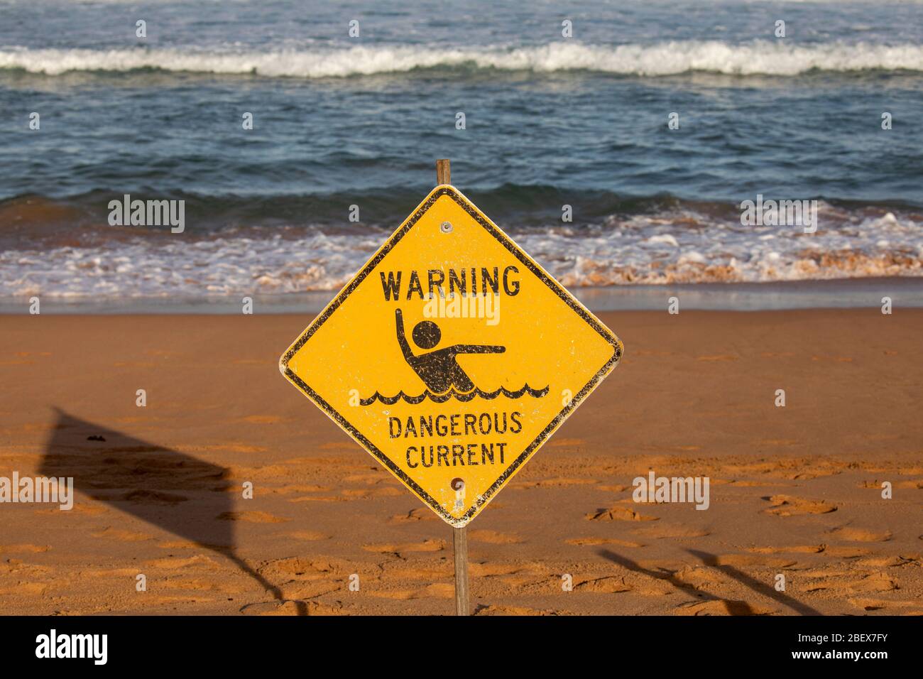 Avertissement : panneau jaune actuel dangereux sur la plage Avalon à Sydney, en Australie Banque D'Images