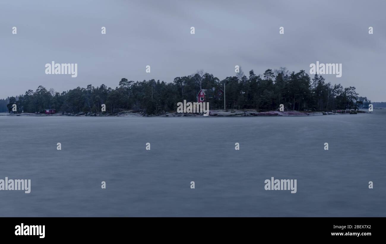 Île isolée au milieu de la mer de tempête Banque D'Images