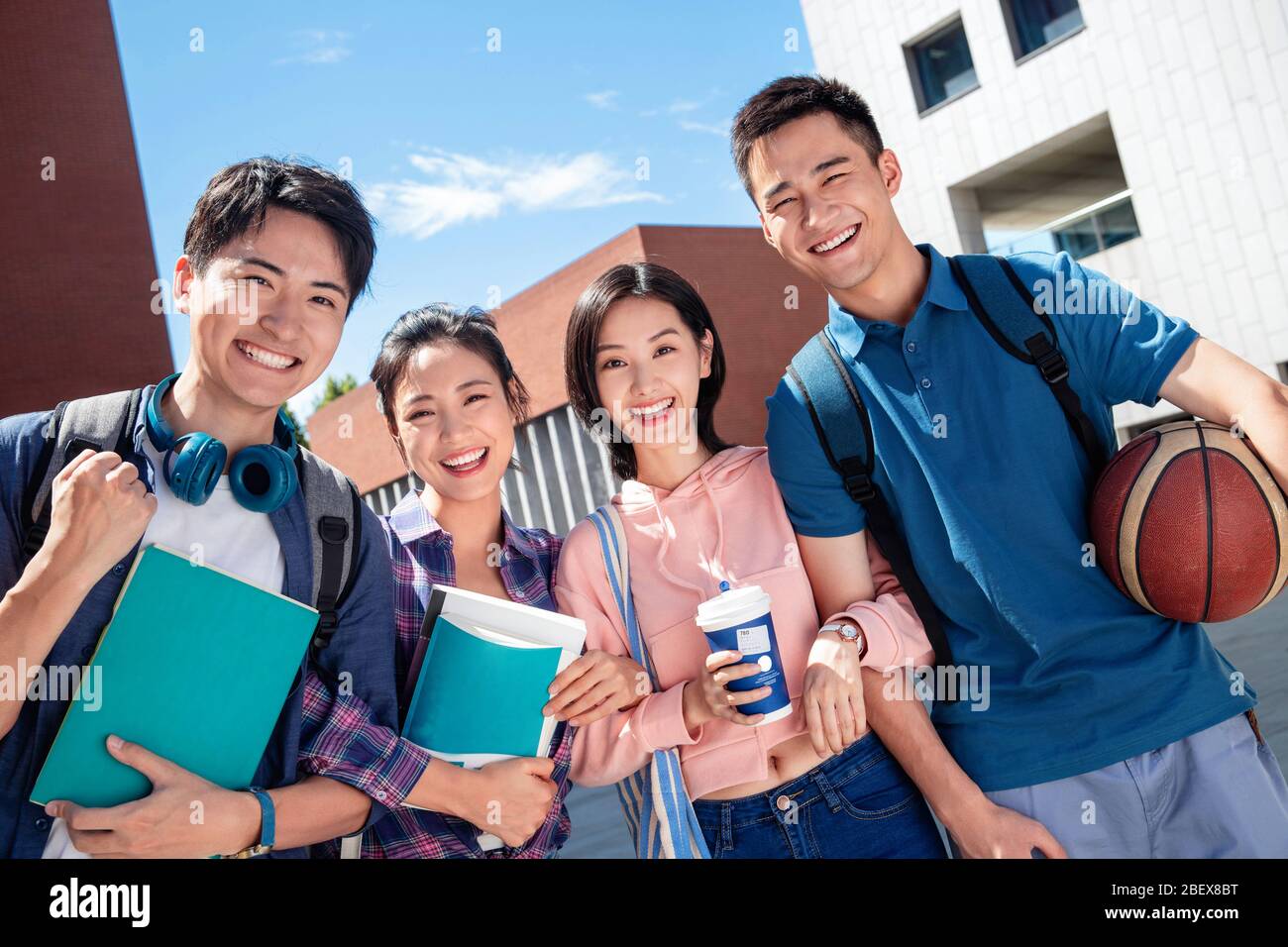 Deux couples sur le campus des étudiants universitaires Banque D'Images