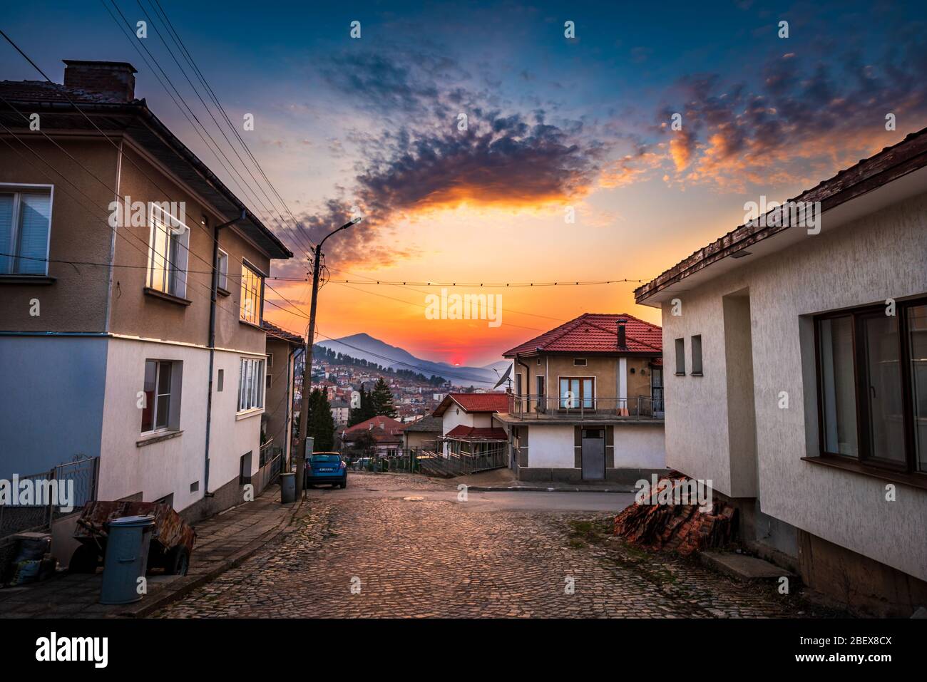 Magnifique vue sur le coucher du soleil de la ville historique de Belogradchik (nord-ouest de la Bulgarie) au printemps Banque D'Images