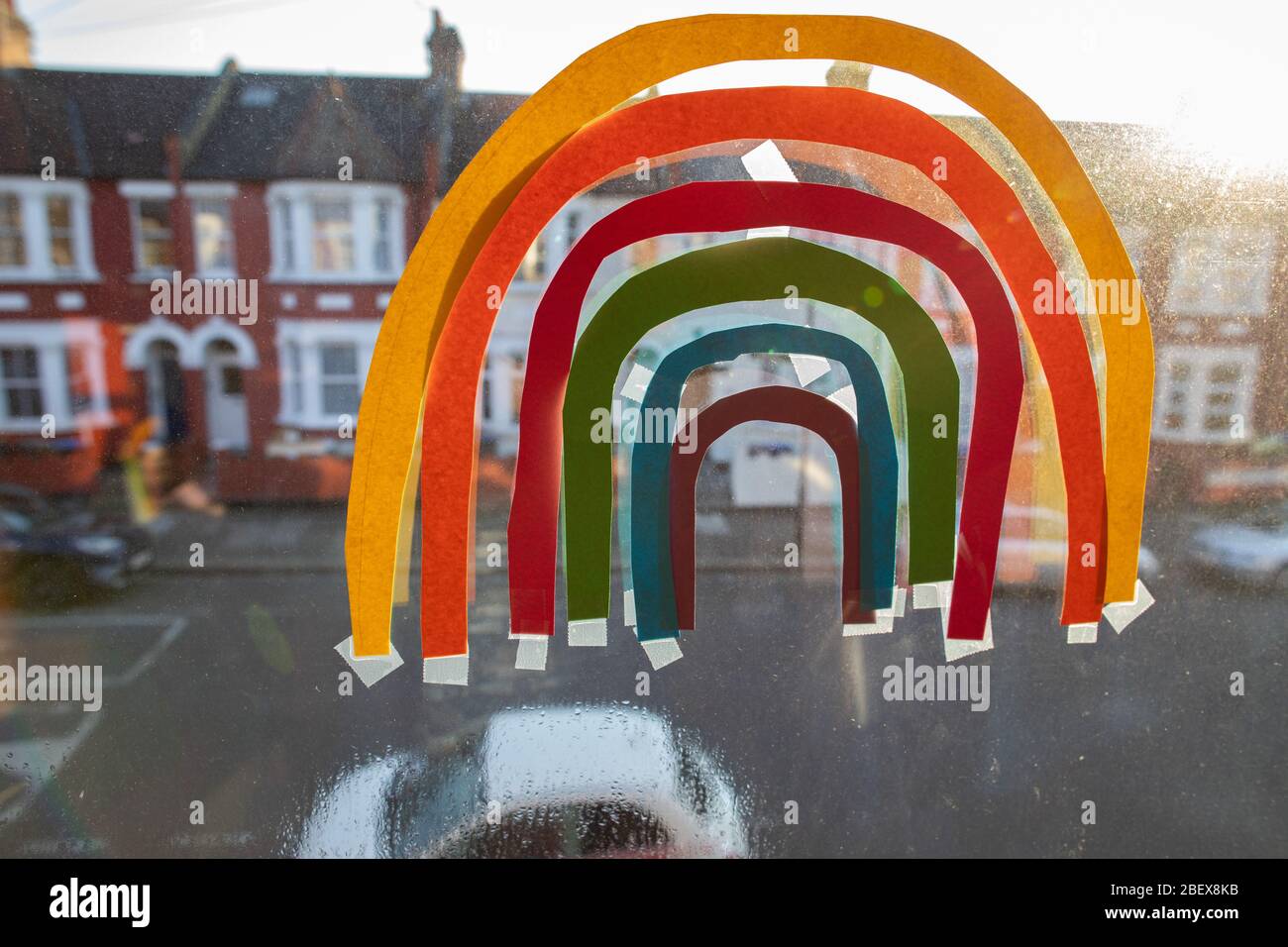 Willesden, Londres, Royaume-Uni, 27 mars 2020 un arc-en-ciel coincé à l'intérieur d'une fenêtre dans un spectacle de soutien pour le NHS et d'autres travailleurs clés, pendant le C Banque D'Images