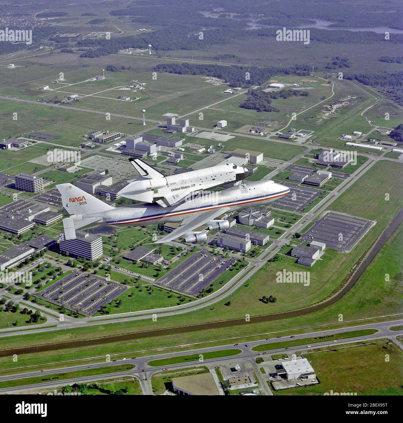 Vue de la navette Challenger au sommet de la navette porte-avions (SCA), la NASA-905, lors de son retour au Centre spatial Kennedy (KSC) de l'autopont et Johnson Space Center (JSC) et le Houston skyline le samedi 9 avril 1983. Banque D'Images