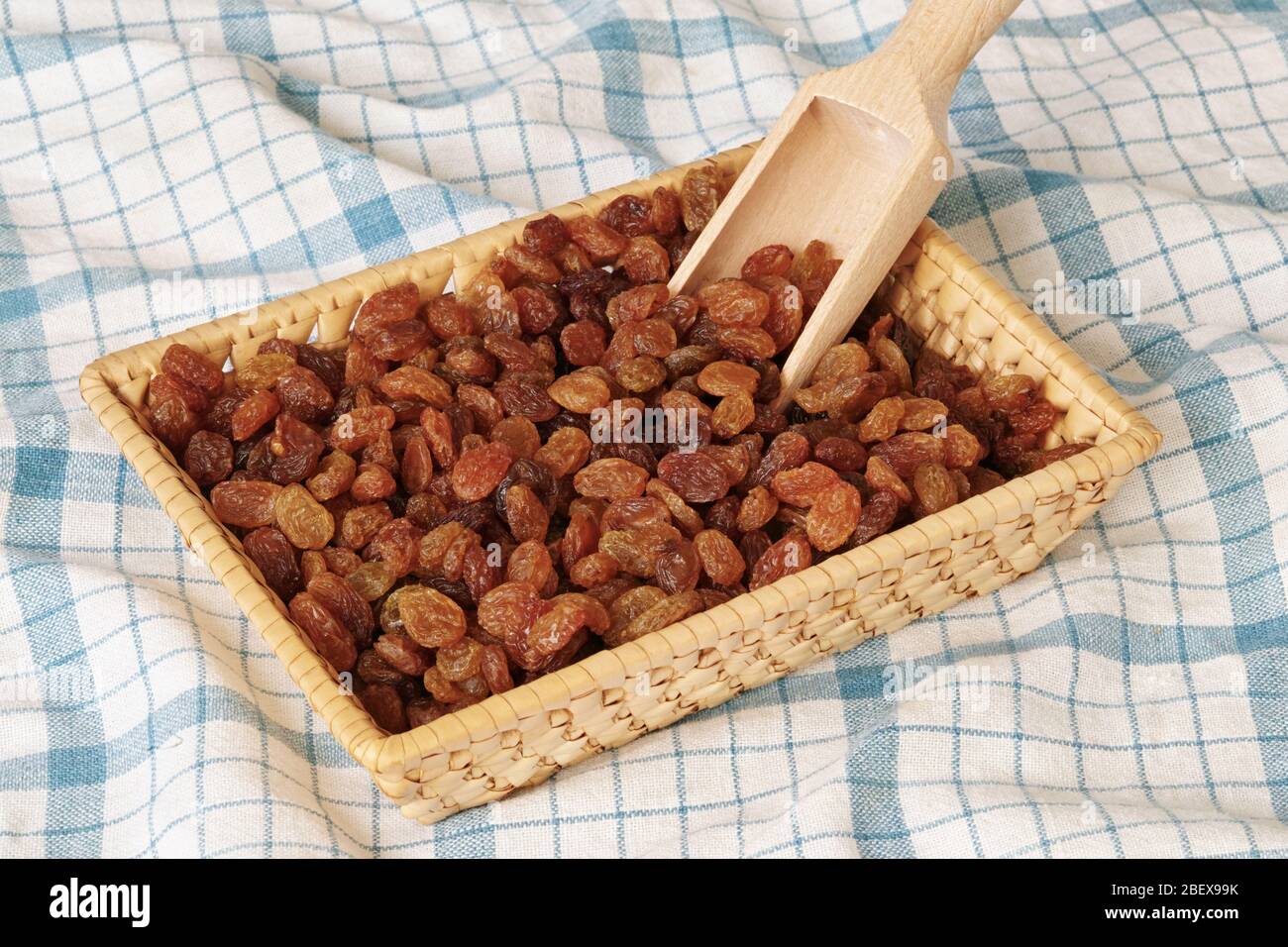 raisin sec (raisin) de sultana, dans un petit panier Banque D'Images