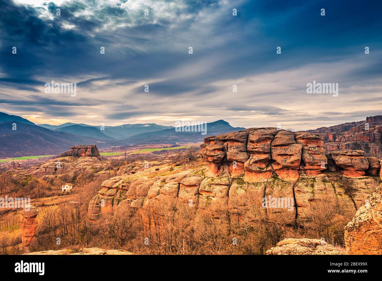 Vue panoramique sur les incroyables formations rocheuses dans la ville historique de Belogradchik, dans le nord-ouest de la Bulgarie, dans les montagnes des Balkans Banque D'Images