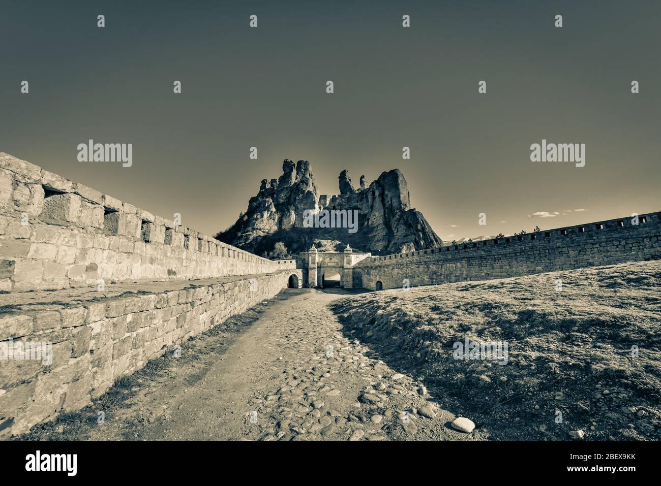 Vue grand angle image en noir et blanc la forteresse Epic de Belogradchik, dans les montagnes des Balkans, en Bulgarie; les bastions les mieux préservées de Bulgarie Banque D'Images