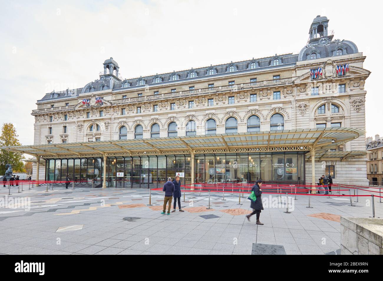 PARIS, FRANCE - 8 NOVEMBRE 2019 : Gare d'Orsay ou Musée d'Orsay avec des gens dans un matin nuageux à Paris Banque D'Images