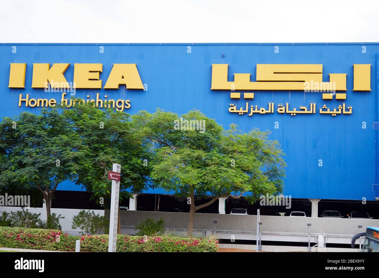 DUBAÏ, ÉMIRATS ARABES UNIS - 21 NOVEMBRE 2019 : IKEA maison ameublement bleu bâtiment avec logo arabe jaune Banque D'Images