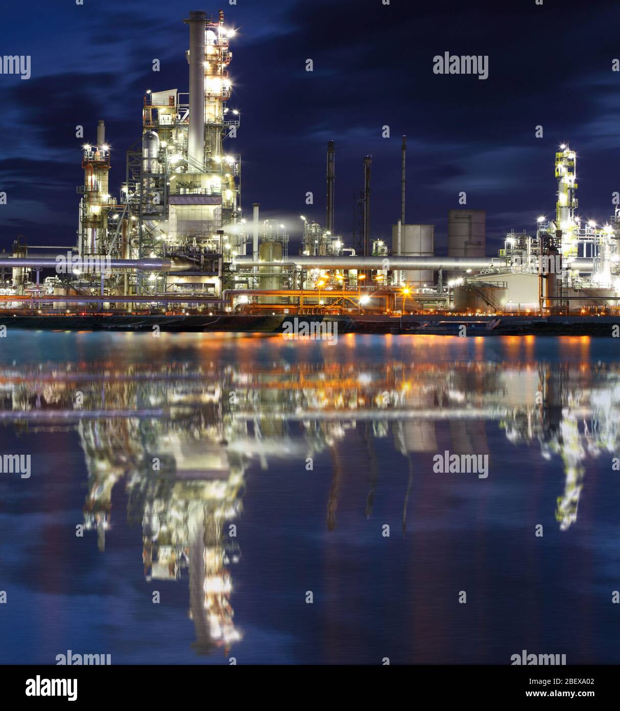 Raffinerie d'huile végétale industrielle dans la nuit Banque D'Images