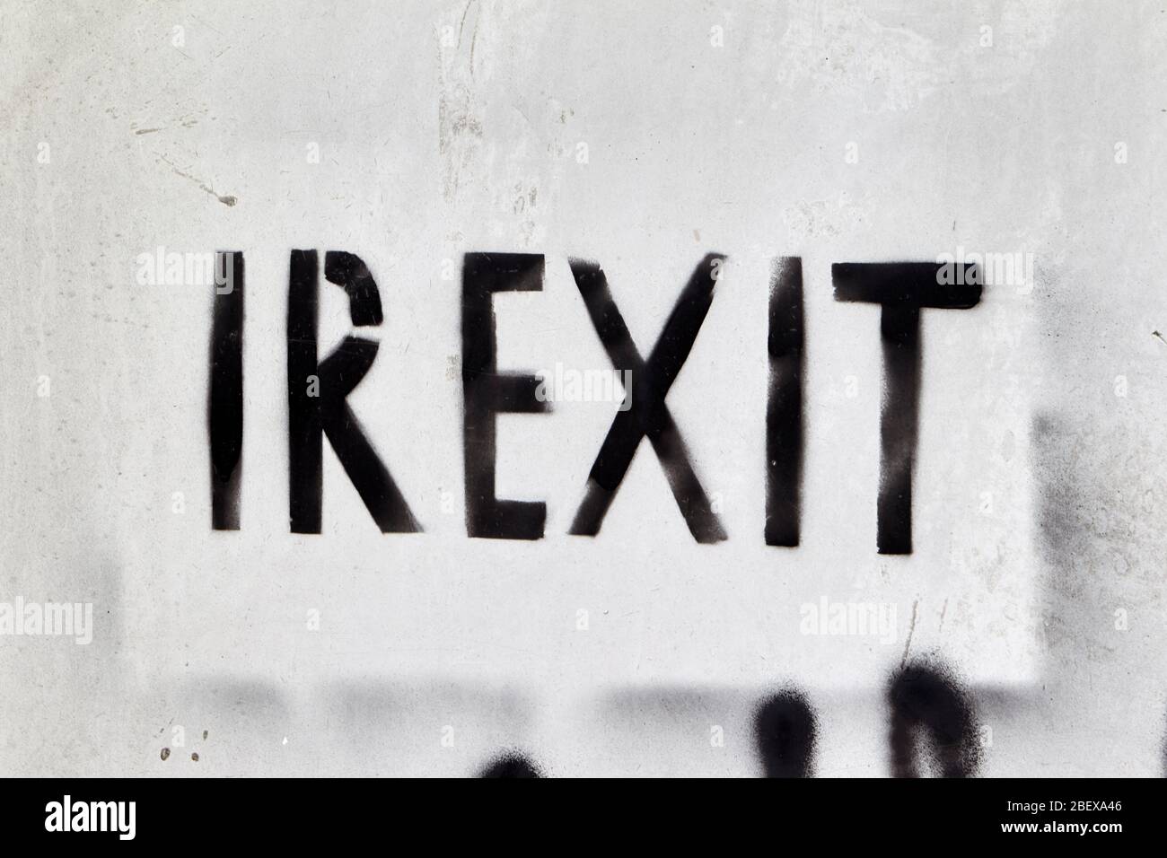 Vaporisez irexit grafitti peint appelant à la sortie irlandaise de l'UE comme le Brexit Banque D'Images