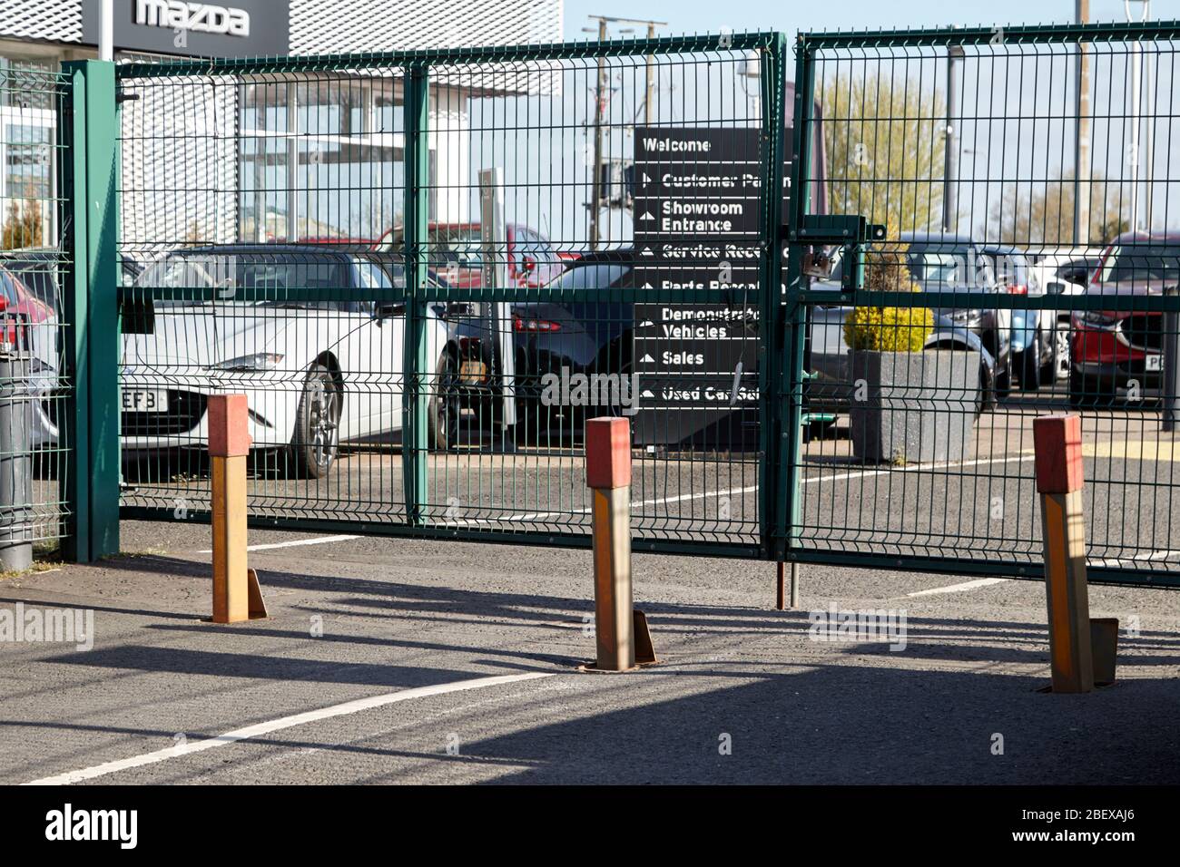 Des bornes de sécurité et des portes fermées à la concession automobile en raison du coronavirus ont verrouillé Newtownabbatibatibatibatibatibatibatibatibatibatibatiale Northern Ireland Banque D'Images