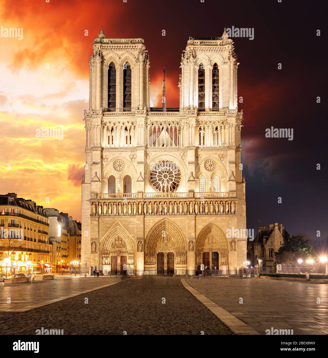 La Cathédrale Notre-Dame au crépuscule à Paris, France Banque D'Images
