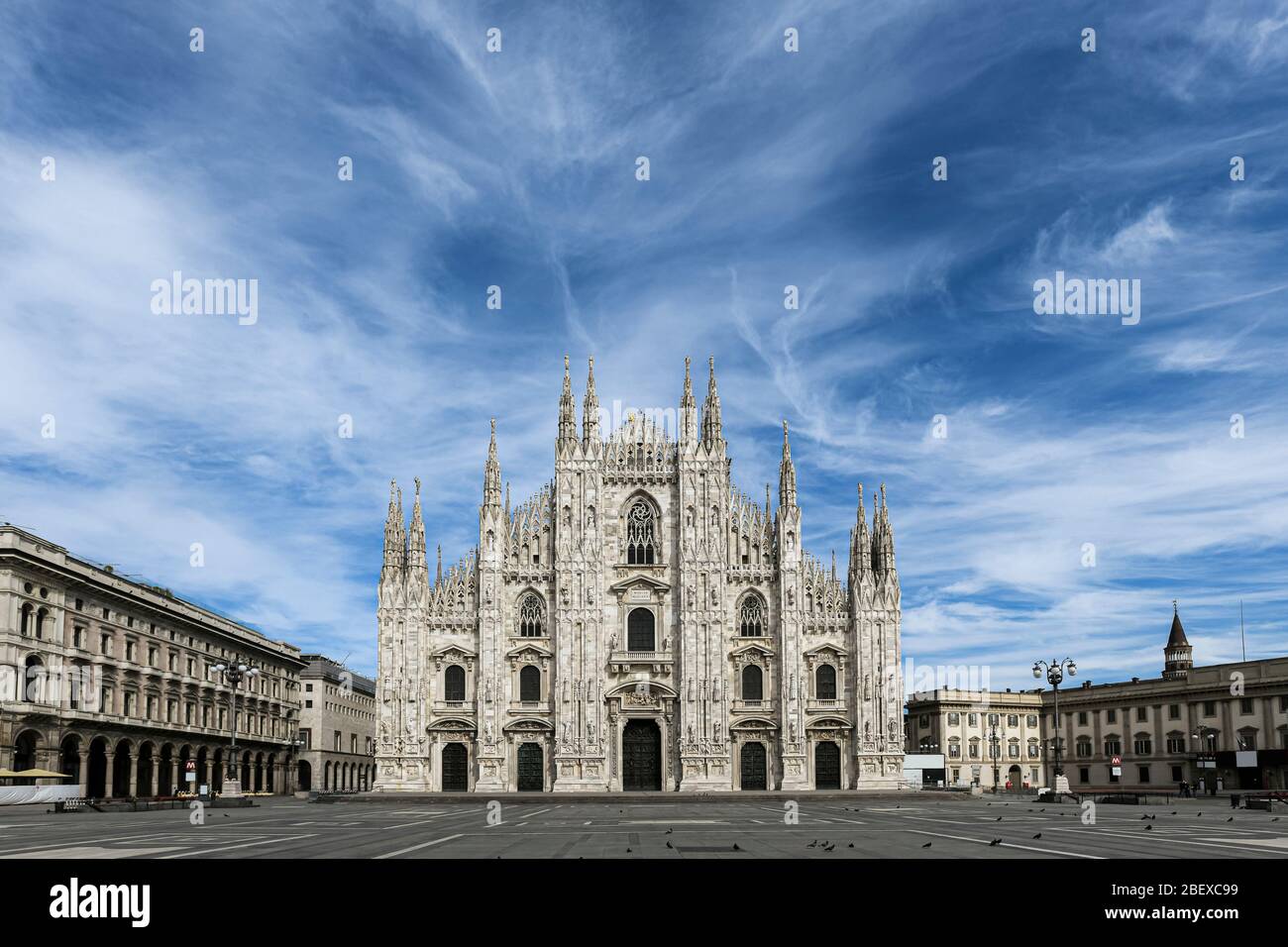 Andrea Bocelli répète dans une Piazza Duomo désertée à Milan, Italie le 12 avril 2020 Banque D'Images