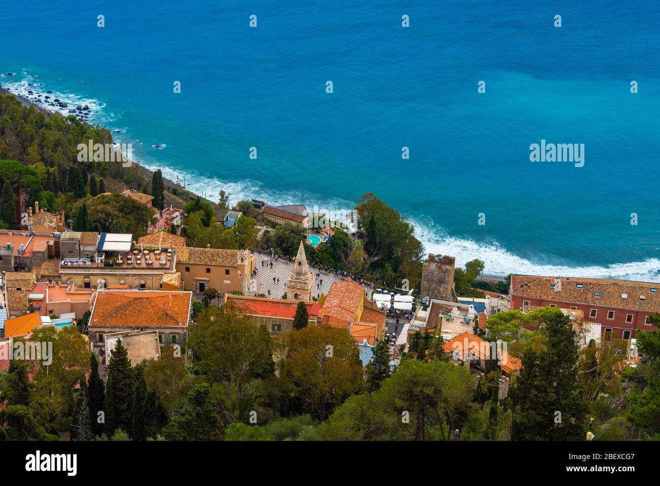 Vue panoramique incroyable sur la ville historique de Taormine sur la côte méditerranéenne, dans la province de Messine, Sicile Banque D'Images