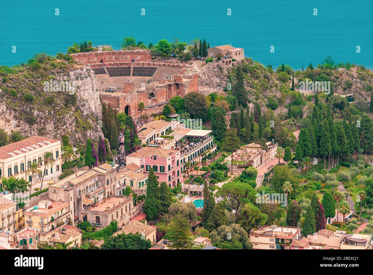 Vue panoramique sur le magnifique amphithéâtre de Taormine, ville historique de la province de Messine, Sicile Banque D'Images