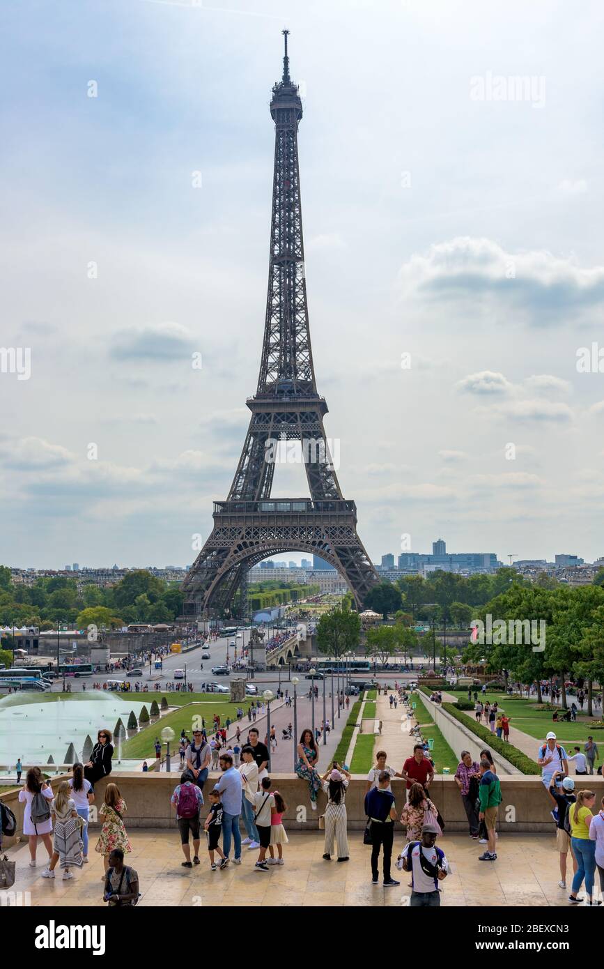Vue sur la tour Eiffel lors d'une journée d'été ensoleillée à Paris. C'est la structure la plus haute de Paris et le monument payé le plus visité au monde. Banque D'Images