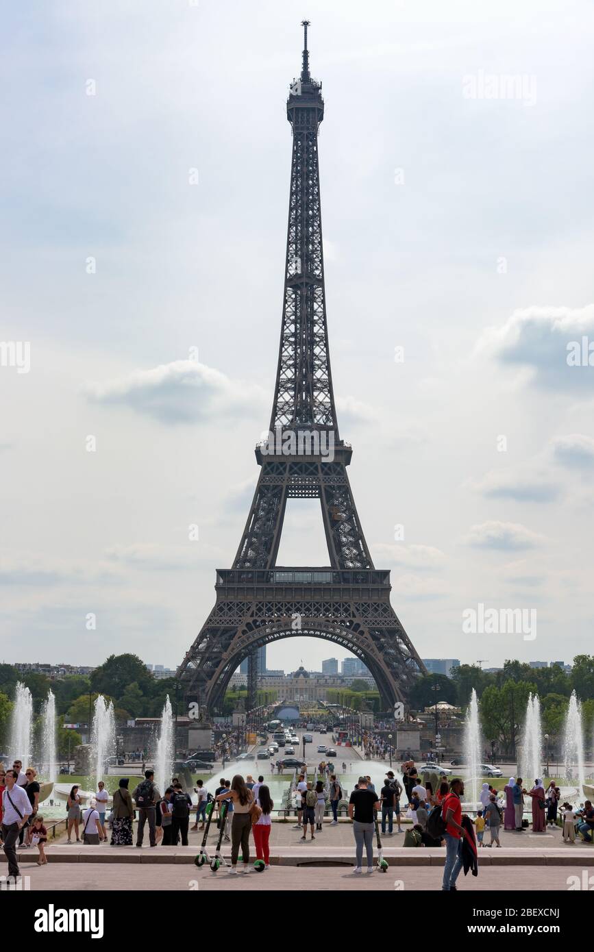 Vue sur la tour Eiffel lors d'une journée d'été ensoleillée à Paris. C'est la structure la plus haute de Paris et le monument payé le plus visité au monde. Banque D'Images