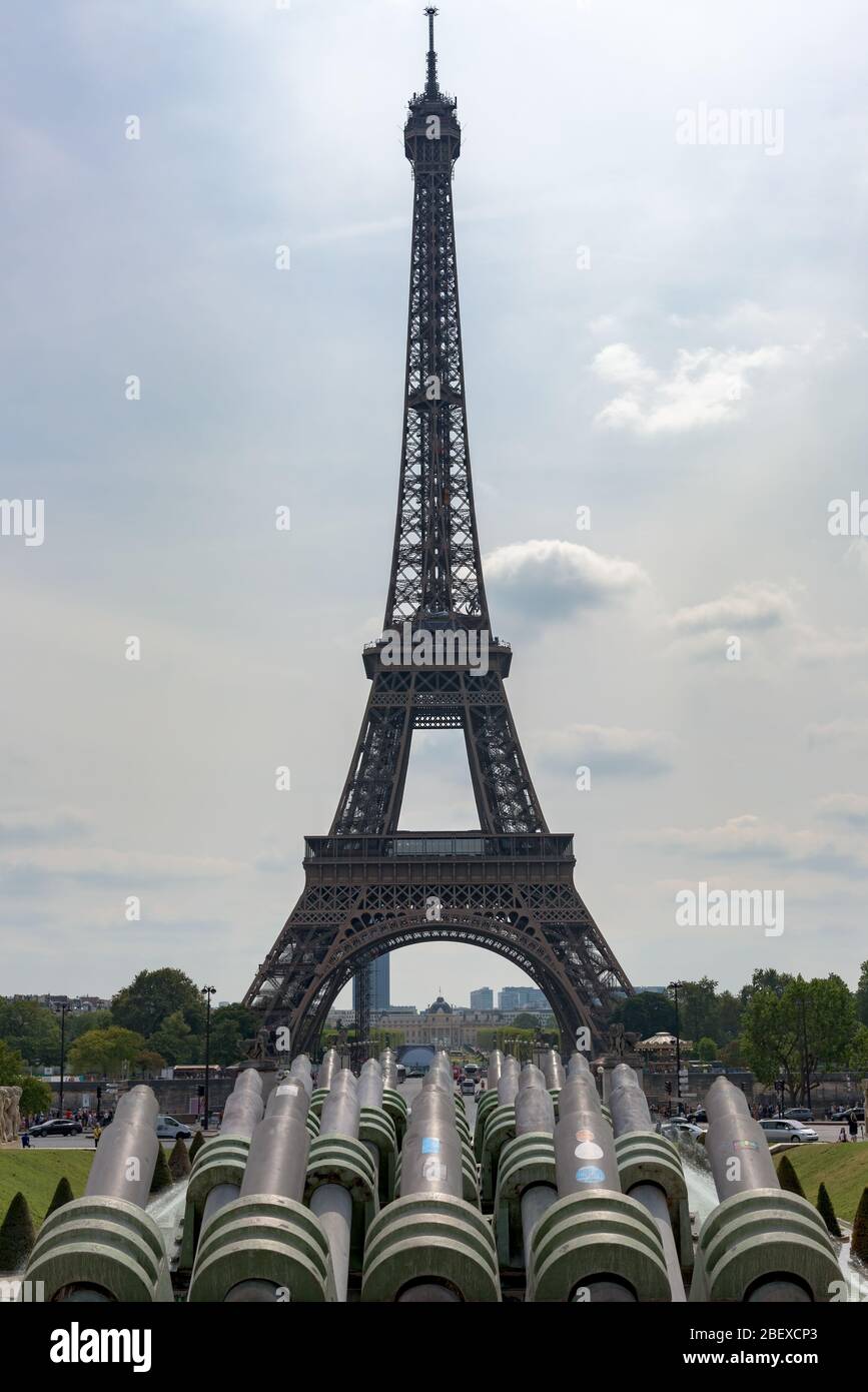 Vue sur la tour Eiffel lors d'une journée d'été ensoleillée à Paris. C'est la structure la plus haute de Paris et le monument payé le plus visité au monde. Banque D'Images