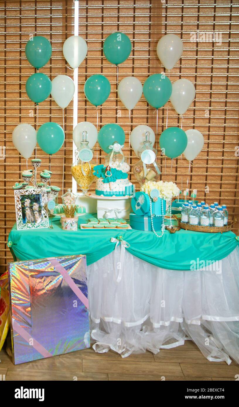 Un Gateau De Poupee Bleu Sur Le Theme De La Plage Gateau D Anniversaire Pour Filles Chef Patissier Decorant Vue Sur Le Dessus De Pain D Epices Maison Comme Des Poupees