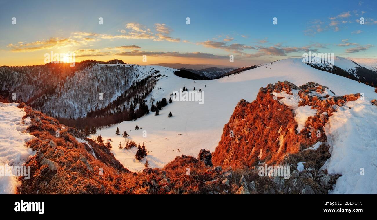 Paysage avec le soleil et la montagne d'hiver Banque D'Images