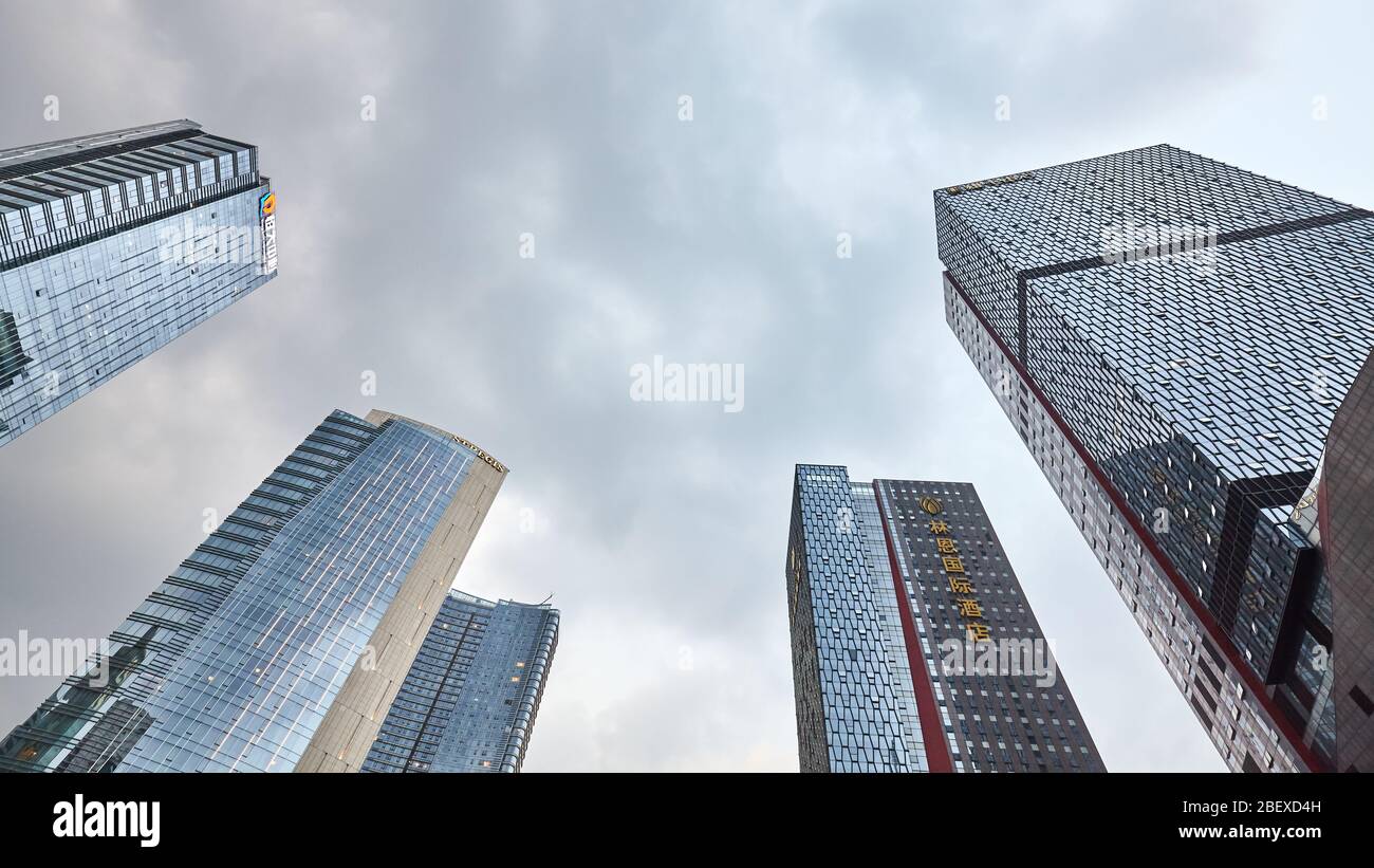 Chengdu, Chine - 29 septembre 2017 : à la recherche de gratte-ciel modernes dans le centre-ville de Chengdu. Banque D'Images