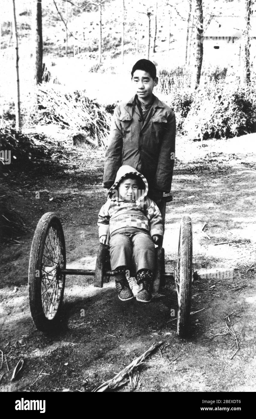 En avril 1993, le canton de Zhaocun, le petit wagon de Lushan Henan, a posé une petite chaise en rotin sur la roue de l'étagère, un jouet haut de gamme pour les enfants de la Banque D'Images